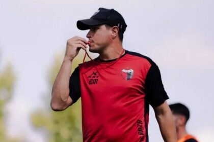 Ezequiel Medrán durante una práctica de Colón, en una imagen de archivo correspondiente a su etapa como entrenador del plantel profesional.