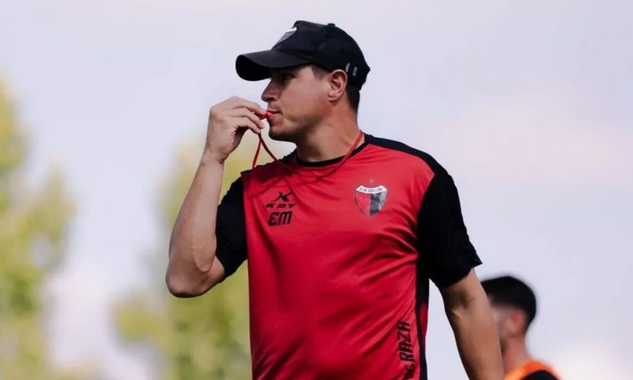 Ezequiel Medrán durante una práctica de Colón, en una imagen de archivo correspondiente a su etapa como entrenador del plantel profesional.