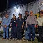 El senador Felipe Michlig y el diputado Marcelo González junto a integrantes de los Bomberos Voluntarios de San Cristóbal durante una actividad institucional. Imagen de archivo.