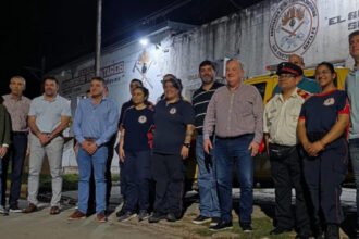 El senador Felipe Michlig y el diputado Marcelo González junto a integrantes de los Bomberos Voluntarios de San Cristóbal durante una actividad institucional. Imagen de archivo.