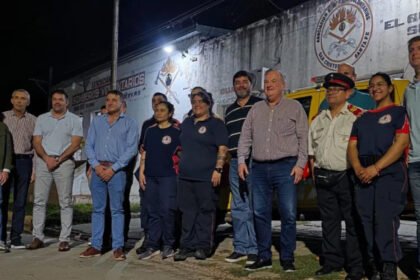 El senador Felipe Michlig y el diputado Marcelo González junto a integrantes de los Bomberos Voluntarios de San Cristóbal durante una actividad institucional. Imagen de archivo.