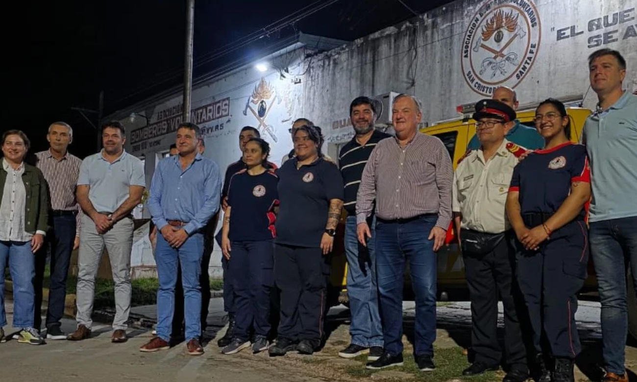 El senador Felipe Michlig y el diputado Marcelo González junto a integrantes de los Bomberos Voluntarios de San Cristóbal durante una actividad institucional. Imagen de archivo.