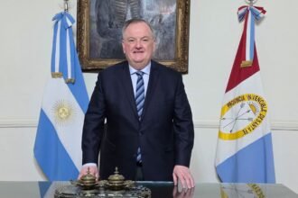 Felipe Michlig en la oficina de la Gobernación de Santa Fe, durante su asunción temporal al frente del Poder Ejecutivo provincial. Foto: archivo.