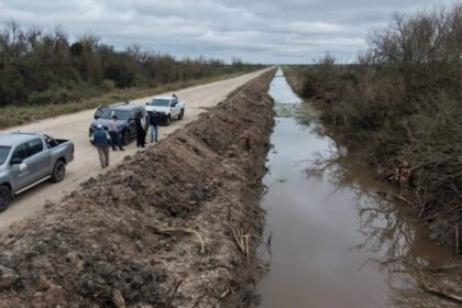 Autoridades provinciales recorren obras viales y realizan la entrega de aportes y equipamiento para fortalecer la infraestructura educativa y la conectividad del departamento San Cristóbal.