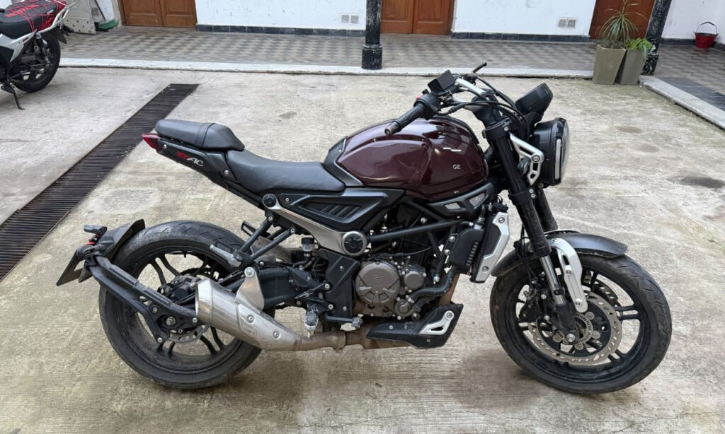 La motocicleta Voge 300 cc fue recuperada por la Policía tras la persecución en Santa Fe. El vehículo tenía un pedido de secuestro vigente.