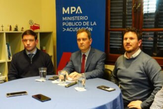 Conferencia de prensa del Ministerio Público de la Acusación (MPA) en Venado Tuerto, donde se brindaron detalles de la investigación que derivó en la detención de dos jefes policiales. De la actividad también participó Federico Angelini, funcionario del Ministerio de Seguridad de Santa Fe. Foto: gentileza.