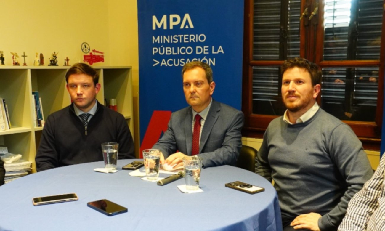 Conferencia de prensa del Ministerio Público de la Acusación (MPA) en Venado Tuerto, donde se brindaron detalles de la investigación que derivó en la detención de dos jefes policiales. De la actividad también participó Federico Angelini, funcionario del Ministerio de Seguridad de Santa Fe. Foto: gentileza.
