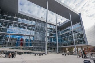 El nuevo edificio del Anexo Palacio de Justicia de Santa Fe, una obra destinada a ampliar y modernizar los espacios de trabajo del Poder Judicial provincial.