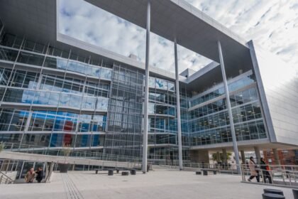 El nuevo edificio del Anexo Palacio de Justicia de Santa Fe, una obra destinada a ampliar y modernizar los espacios de trabajo del Poder Judicial provincial.