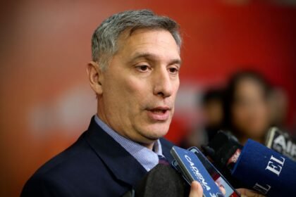 El ministro de Economía de Santa Fe, Pablo Olivares, durante una conferencia de prensa. El funcionario provincial analizó distintos aspectos de la situación económica y previsional de la provincia. Foto de archivo.