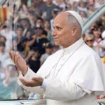 El padre Axel Arguinchona durante una actividad religiosa junto a integrantes de la comunidad parroquial.