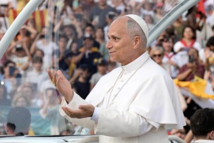 El padre Axel Arguinchona durante una actividad religiosa junto a integrantes de la comunidad parroquial.