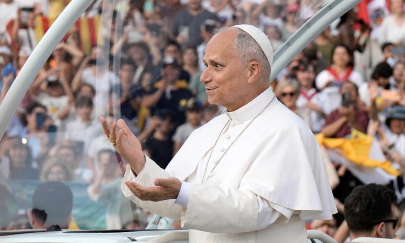 El padre Axel Arguinchona durante una actividad religiosa junto a integrantes de la comunidad parroquial.