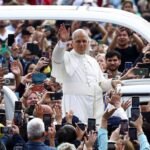 El papa León XIV junto a los fieles durante una actividad pública. Foto de archivo