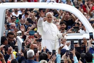 El papa León XIV junto a los fieles durante una actividad pública. Foto de archivo