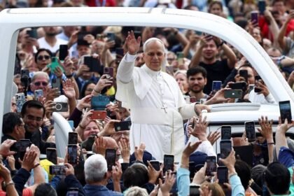 El papa León XIV junto a los fieles durante una actividad pública. Foto de archivo
