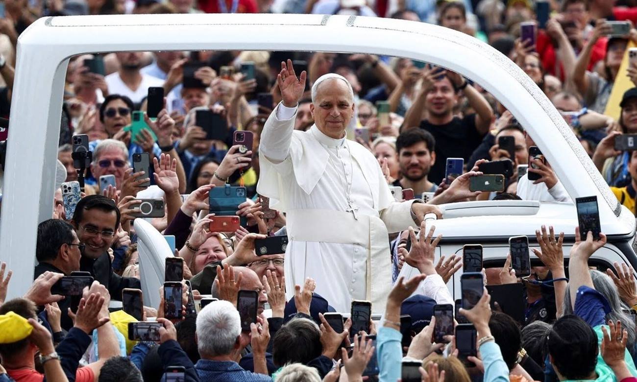 El papa León XIV junto a los fieles durante una actividad pública. Foto de archivo