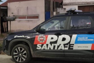 Móvil de la Policía de Investigaciones (PDI) durante un operativo en la ciudad de Santa Fe. Foto de archivo.