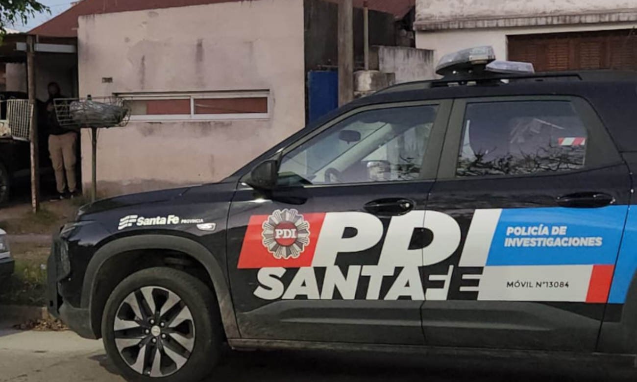 Móvil de la Policía de Investigaciones (PDI) durante un operativo en la ciudad de Santa Fe. Foto de archivo.