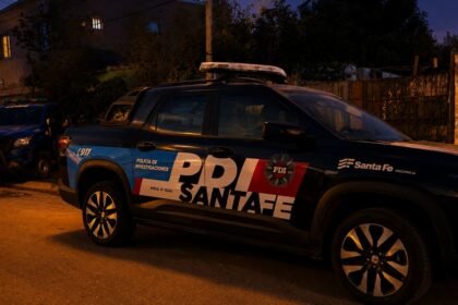 Móvil policial de la PDI Santa Fe durante tareas operativas. Imagen ilustrativa de los trabajos de investigación que desarrolla la fuerza en la provincia. Foto de archivo.