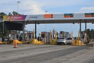 Cabinas de peaje de la autopista Santa Fe-Rosario, donde se realiza el cobro de la tarifa a los vehículos que circulan por la traza provincial. Foto: archivo.