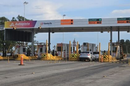 Cabinas de peaje de la autopista Santa Fe-Rosario, donde se realiza el cobro de la tarifa a los vehículos que circulan por la traza provincial. Foto: archivo.