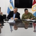 El intendente Juan Pablo Poletti junto a la representante del Batallón de Ingenieros 1 de Santo Tomé durante la firma del convenio para reforzar la limpieza de la Laguna Setúbal.