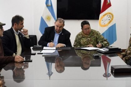 El intendente Juan Pablo Poletti junto a la representante del Batallón de Ingenieros 1 de Santo Tomé durante la firma del convenio para reforzar la limpieza de la Laguna Setúbal.