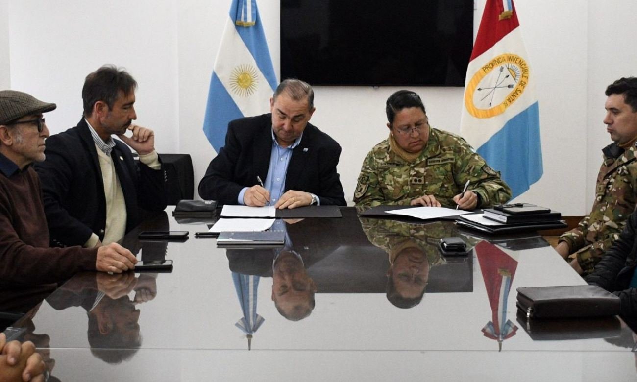 El intendente Juan Pablo Poletti junto a la representante del Batallón de Ingenieros 1 de Santo Tomé durante la firma del convenio para reforzar la limpieza de la Laguna Setúbal.