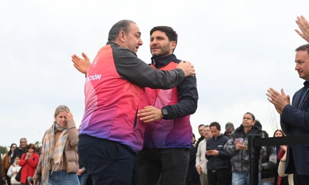 El gobernador Maximiliano Pullaro y el intendente Juan Pablo Poletti durante la inauguración del Estadio Multipropósito Invencible Santa Fe, una obra que será sede de los Juegos Suramericanos 2026 y quedará como legado deportivo para la ciudad.