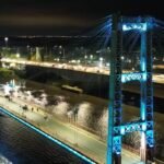 El Puente Colgante de Santa Fe recuperó su iluminación ornamental, compuesta por 433 luces LED RGBW que permiten generar diferentes colores y efectos visuales.
