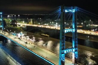 El Puente Colgante de Santa Fe recuperó su iluminación ornamental, compuesta por 433 luces LED RGBW que permiten generar diferentes colores y efectos visuales.