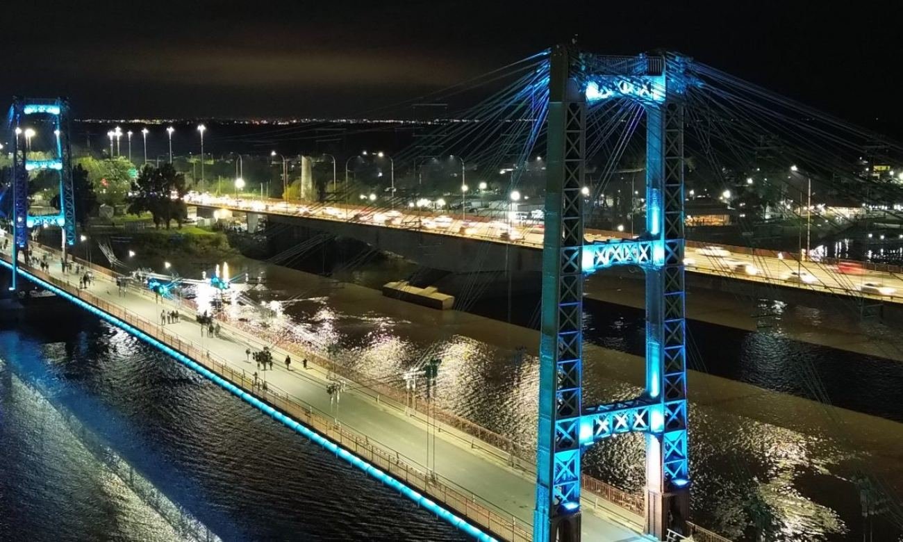 El Puente Colgante de Santa Fe recuperó su iluminación ornamental, compuesta por 433 luces LED RGBW que permiten generar diferentes colores y efectos visuales.