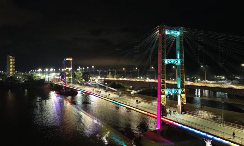 La iluminación ornamental del Puente Colgante fue renovada tras casi una década de su instalación original y vuelve a destacar una de las principales postales nocturnas de Santa Fe.