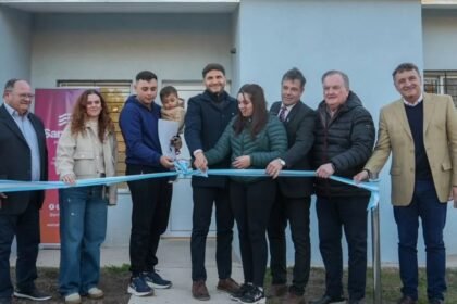 El gobernador Maximiliano Pullaro y el senador provincial Felipe Michlig durante una recorrida por obras en localidades del departamento San Cristóbal.