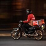 Repartidores de delivery recorren diariamente las calles de la ciudad de Santa Fe para realizar entregas.