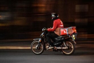 Repartidores de delivery recorren diariamente las calles de la ciudad de Santa Fe para realizar entregas.