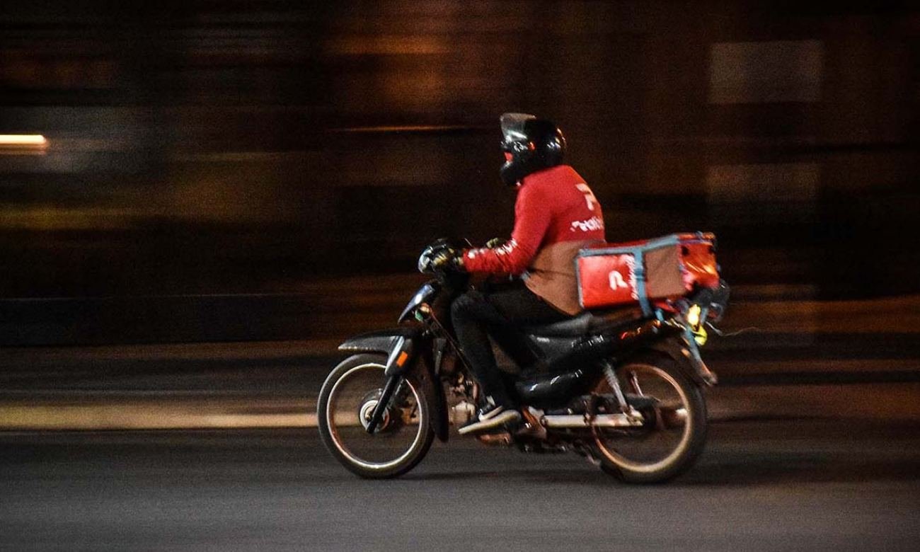 Repartidores de delivery recorren diariamente las calles de la ciudad de Santa Fe para realizar entregas.