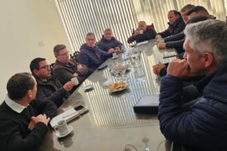 Rodrigo Borla junto a autoridades durante una recorrida por obras viales en el departamento San Justo.