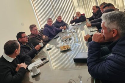 Rodrigo Borla junto a autoridades durante una recorrida por obras viales en el departamento San Justo.
