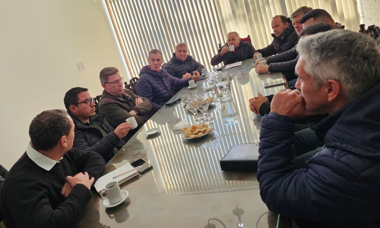 Rodrigo Borla junto a autoridades durante una recorrida por obras viales en el departamento San Justo.