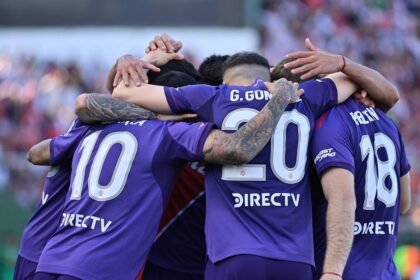 Festejo de los jugadores de River tras convertir uno de los goles ante Banfield. Foto de archivo.