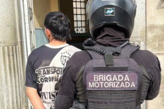 El detenido fue trasladado a una dependencia policial por personal de la Brigada Motorizada tras ser apresado en inmediaciones de avenida Freyre y Salvador Caputto, en la ciudad de Santa Fe.