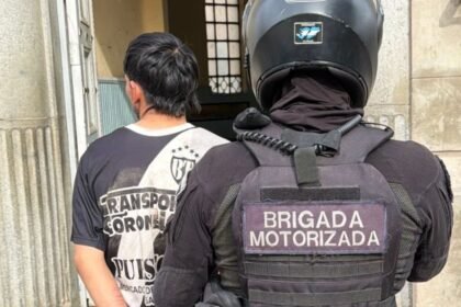 El detenido fue trasladado a una dependencia policial por personal de la Brigada Motorizada tras ser apresado en inmediaciones de avenida Freyre y Salvador Caputto, en la ciudad de Santa Fe.