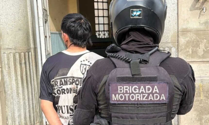 El detenido fue trasladado a una dependencia policial por personal de la Brigada Motorizada tras ser apresado en inmediaciones de avenida Freyre y Salvador Caputto, en la ciudad de Santa Fe.
