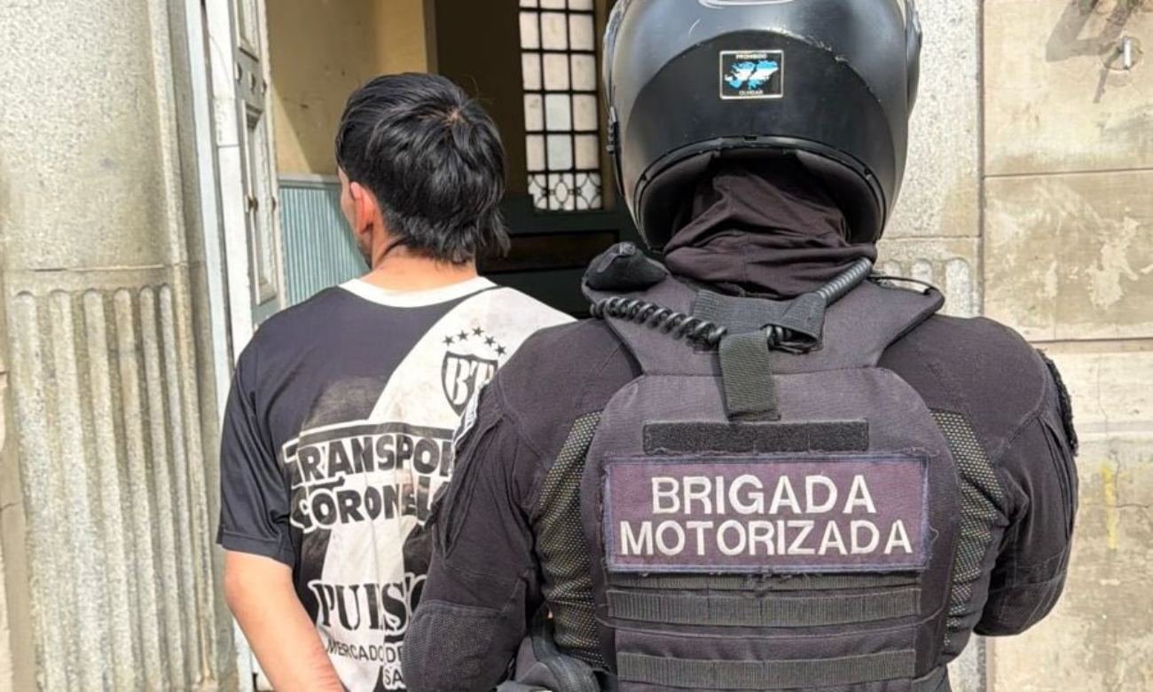 El detenido fue trasladado a una dependencia policial por personal de la Brigada Motorizada tras ser apresado en inmediaciones de avenida Freyre y Salvador Caputto, en la ciudad de Santa Fe.