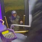 Imágenes del momento en que un delincuente asaltó a mano armada a un chofer de la Línea 8 en Santa Fe.