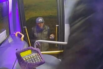 Imágenes del momento en que un delincuente asaltó a mano armada a un chofer de la Línea 8 en Santa Fe.