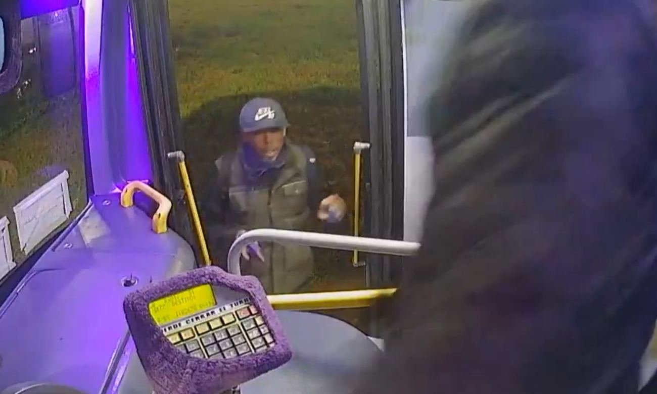 Imágenes del momento en que un delincuente asaltó a mano armada a un chofer de la Línea 8 en Santa Fe.