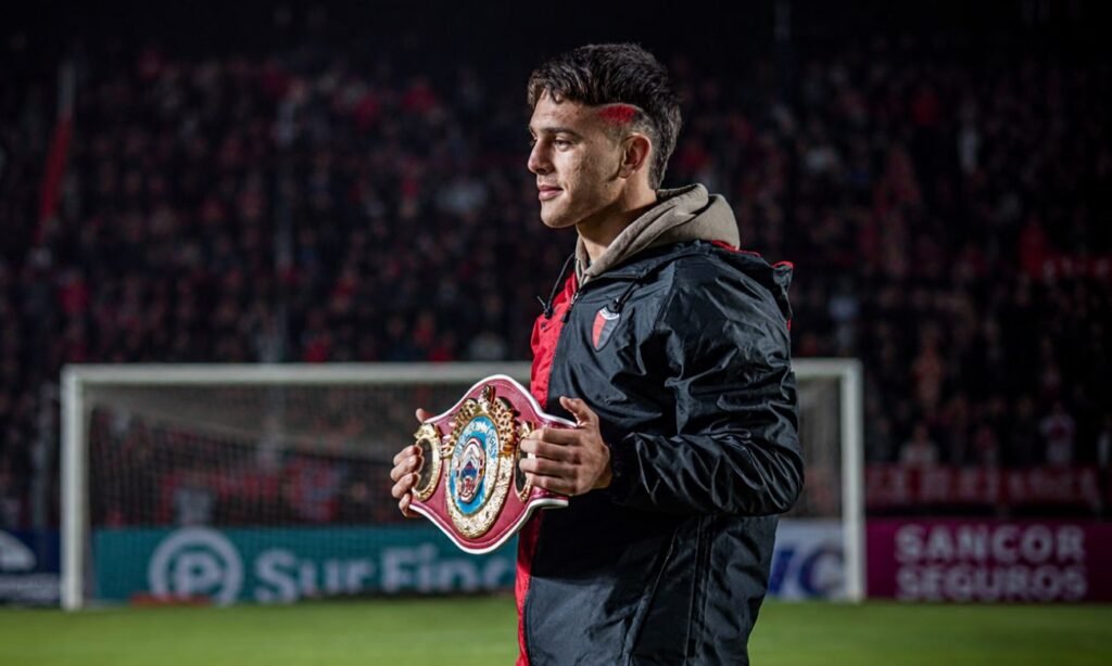 Alan "El Rusito" Crenz exhibe el cinturón latino superligero FIB en el estadio Brigadier General Estanislao López. Foto de archivo.